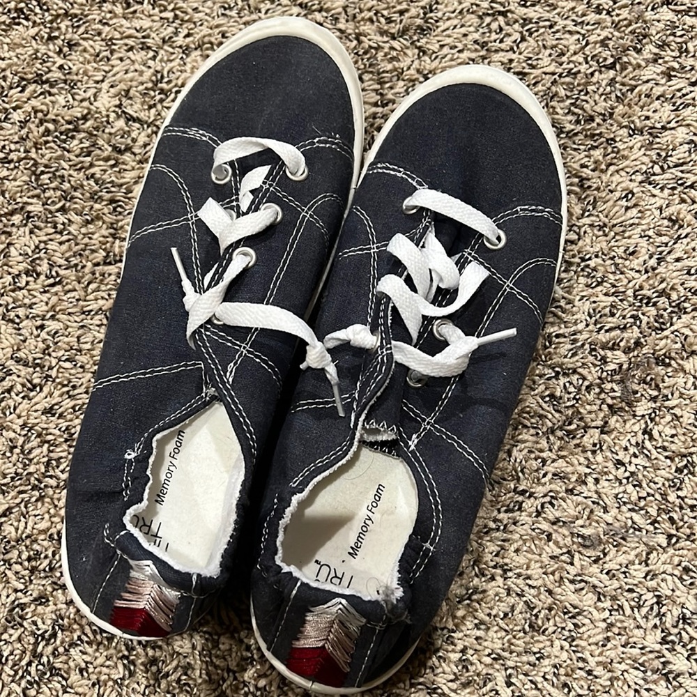 Women’s shoes size 10.   New